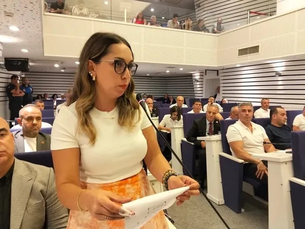 CHP'li belediyede skandal üstüne skandal! CHP İzmir Kadın kolları başkanı belediyeden maaş alıyor